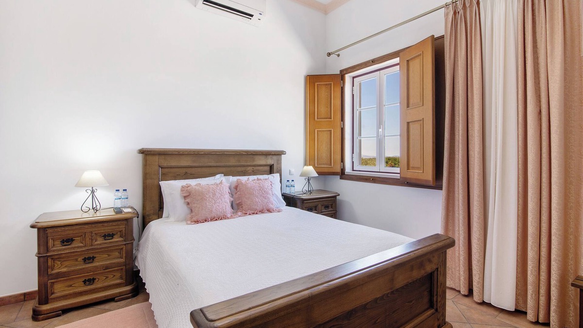 Espirito Santo Apartment | Room 'Quarto Rosa - Countryside View' with Shared Pool, Wi-Fi and Air Conditioning