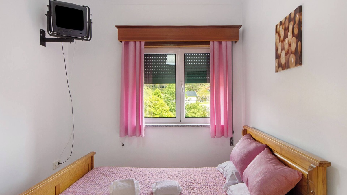 Castro Daire Apartment | Room 'Quarto 3 - Jorge Galinheiro' with Mountain View, Shared Garden and Wi-Fi