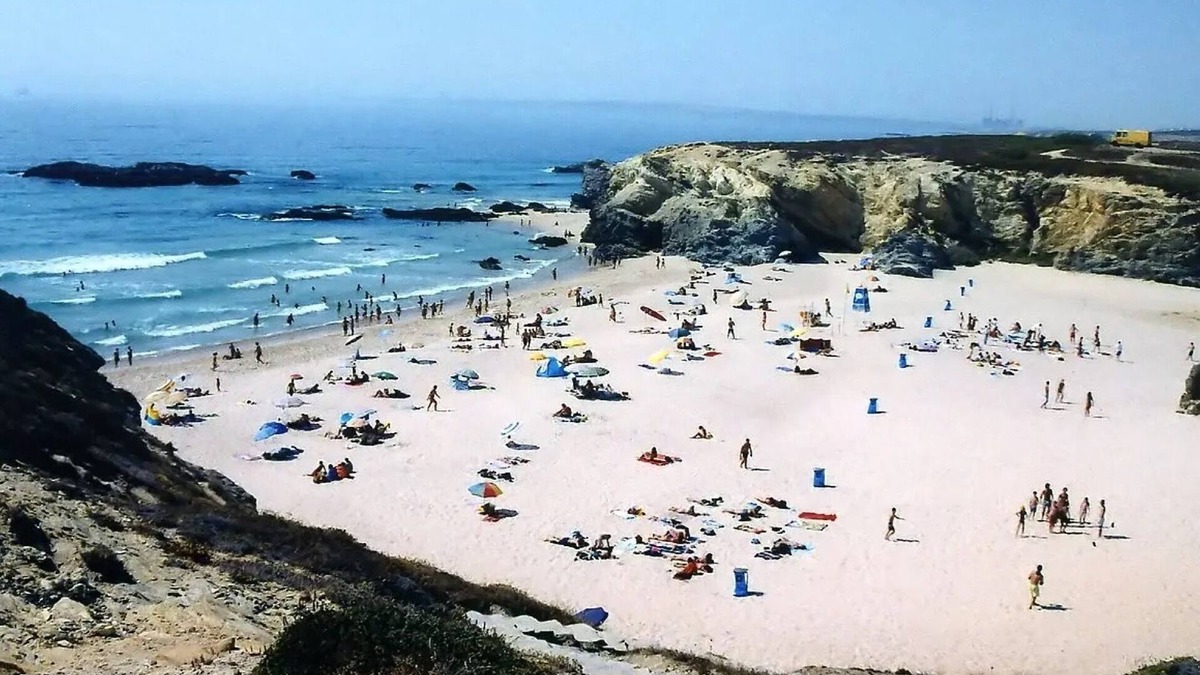 Porto Covo House | Room 'Quarto 5' in Porto Covo with a Fan