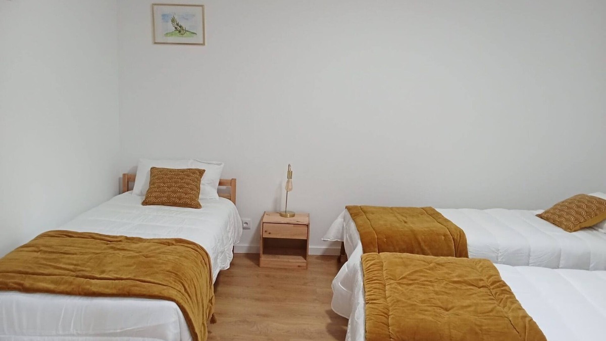 Coimbra Apartment | Room 'Quarto 5 Rc - Quinta Df' with Mountain View, Wi-Fi and Air Conditioning