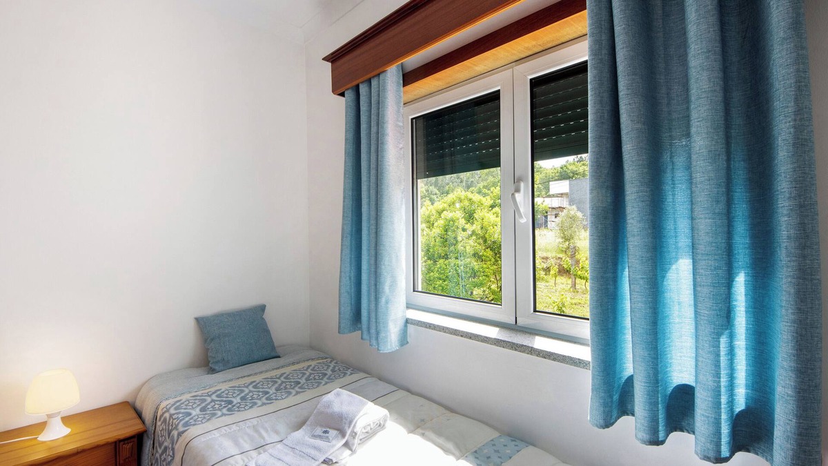 Castro Daire Apartment | Room 'Quarto 6 - Jorge Galinheiro' with Mountain View, Shared Garden and Wi-Fi