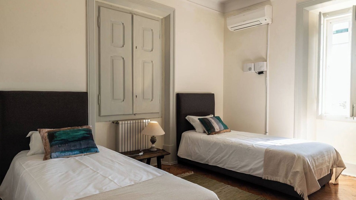 Cabeco de Vide Apartment | Room 'Quarto Twin Com Casa De Banho Privativa 2' with Shared Pool, Wi-Fi and Air Conditioning