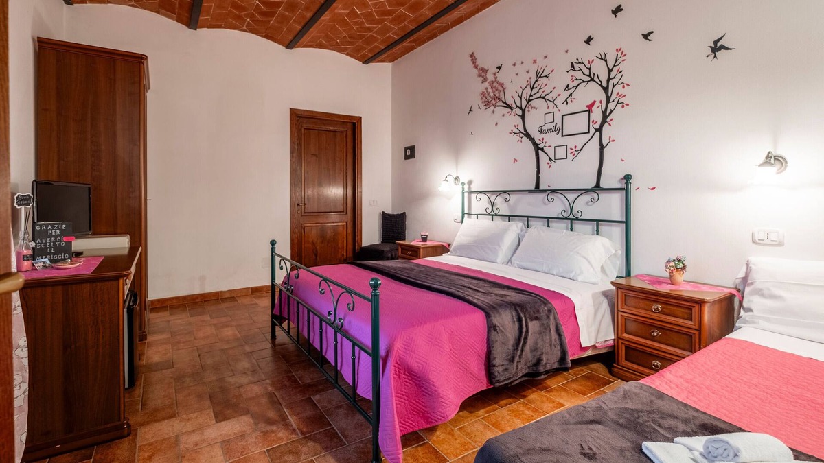Catabbio Apartment | Room 'Rosa' with Shared Pool and Shared Garden