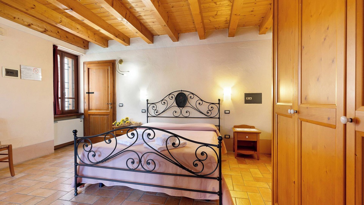 Monzambano Apartment | Room 'Rosa' with Shared Garden, Wi-Fi and Air Conditioning