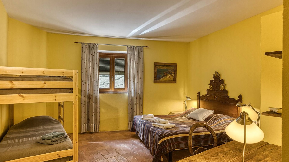 Borrassa Apartment | Room 'Sajolida' with Shared Pool, Wi-Fi and Air Conditioning