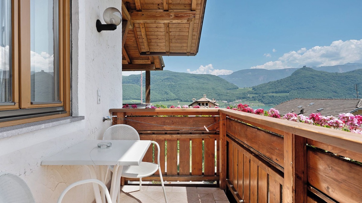 Sankt Josef Am See Apartment | Room 'Seaberhof 2' with Lake View, Shared Pool and Wi-Fi