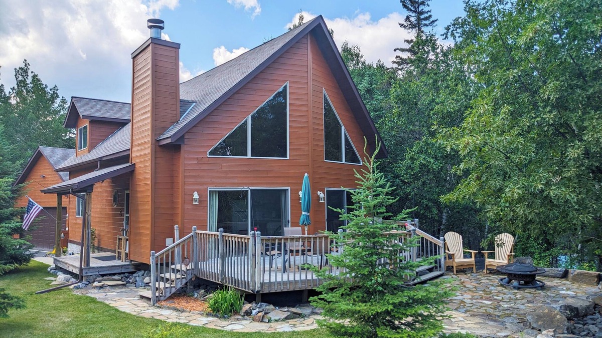 International Falls House | Room to gather inside and out with Rainy Lake access!