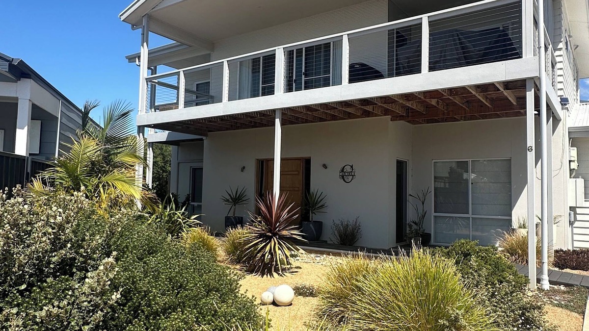 Normanville House | Room to relax in a perfect location with an easy walk to the beach and shops.