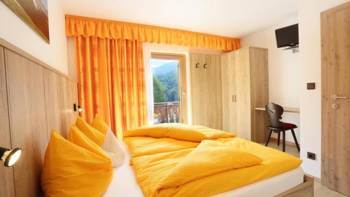 Villnoss Apartment | Room 'Veltierhof 1' with Mountain View, Private Terrace and Wi-Fi