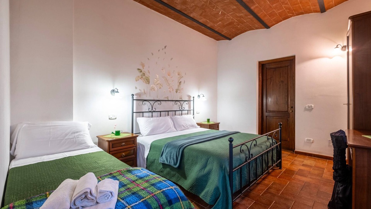 Catabbio Apartment | Room 'Verde' with Shared Pool and Shared Garden