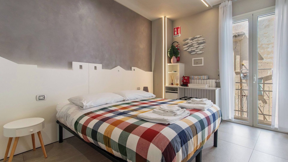 Mola di Bari Apartment | Room 'Vista Mare - Cavalluccio Marino' with Shared Terrace, Wi-Fi and Air Conditioning