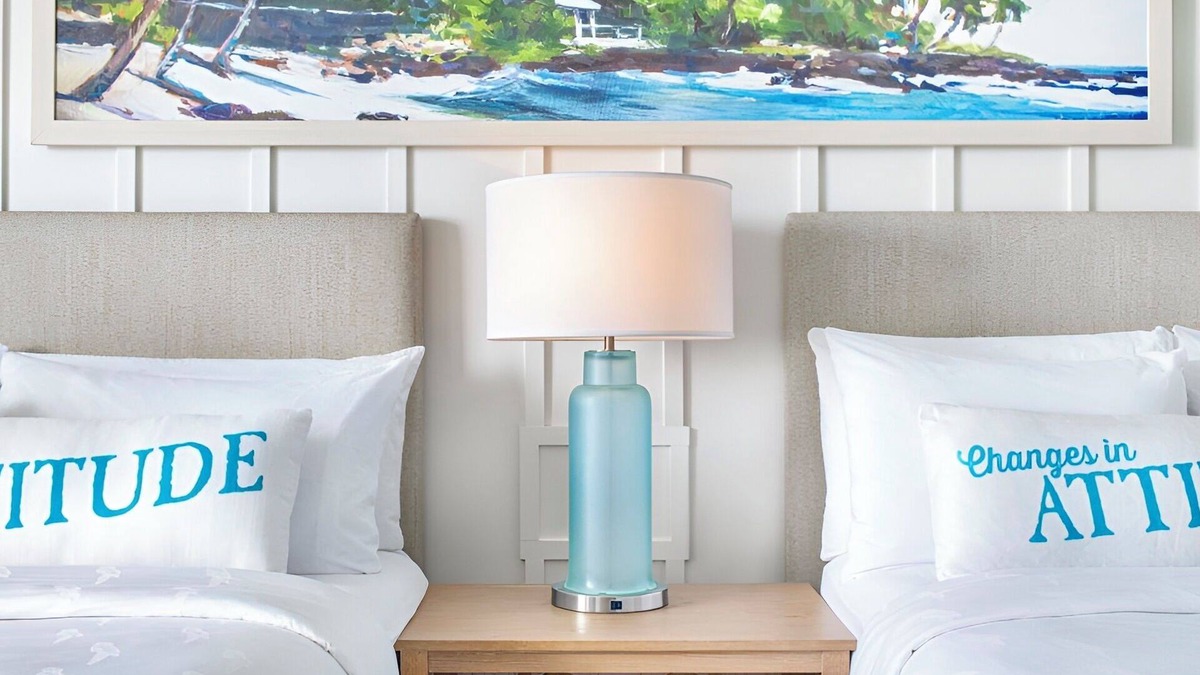 I-435 West KC-KS Hotel | Room w/Balcony Overlooking Pool – Your Tropical Escape Awaits