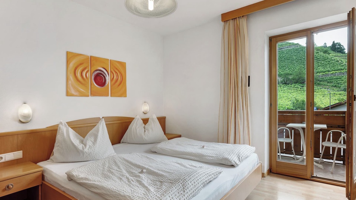 Sankt Josef Am See Apartment | Room 'Weinbergblick' with Mountain View, Shared Pool and Wi-Fi