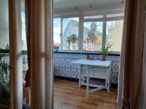 La Linea de la Concepcion House | Room with private bathroom in shared apartment 50m from Gibraltar