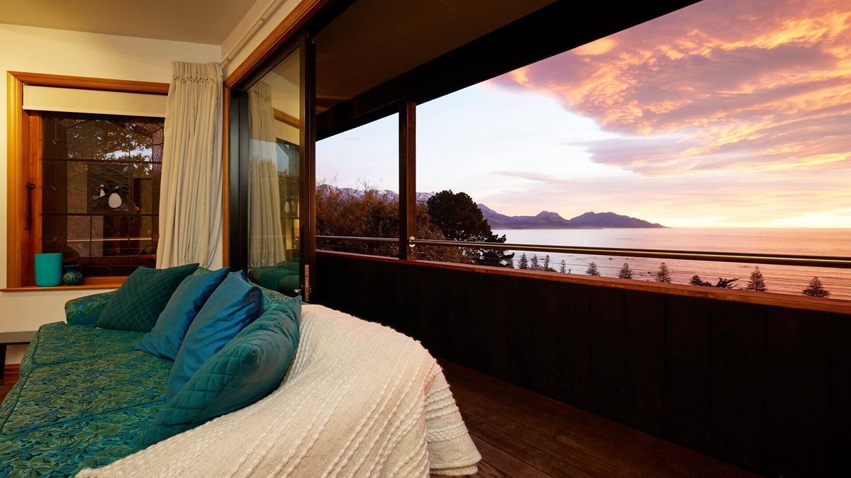 Kaikoura Villa | Room With a View - The Gallery - panoramic sea and mountain views