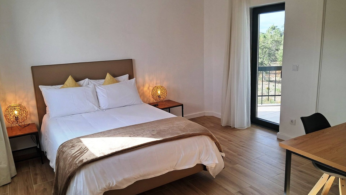 Quintola da Maca Apartment | Room with private bathroom and balcony at Casa das Vinhas in Sesimbra
