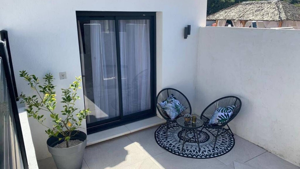 Allauch Bed & Breakfast | Room with private terrace and TEMPUR bedding, SWIMMINGPOOL ACCESS