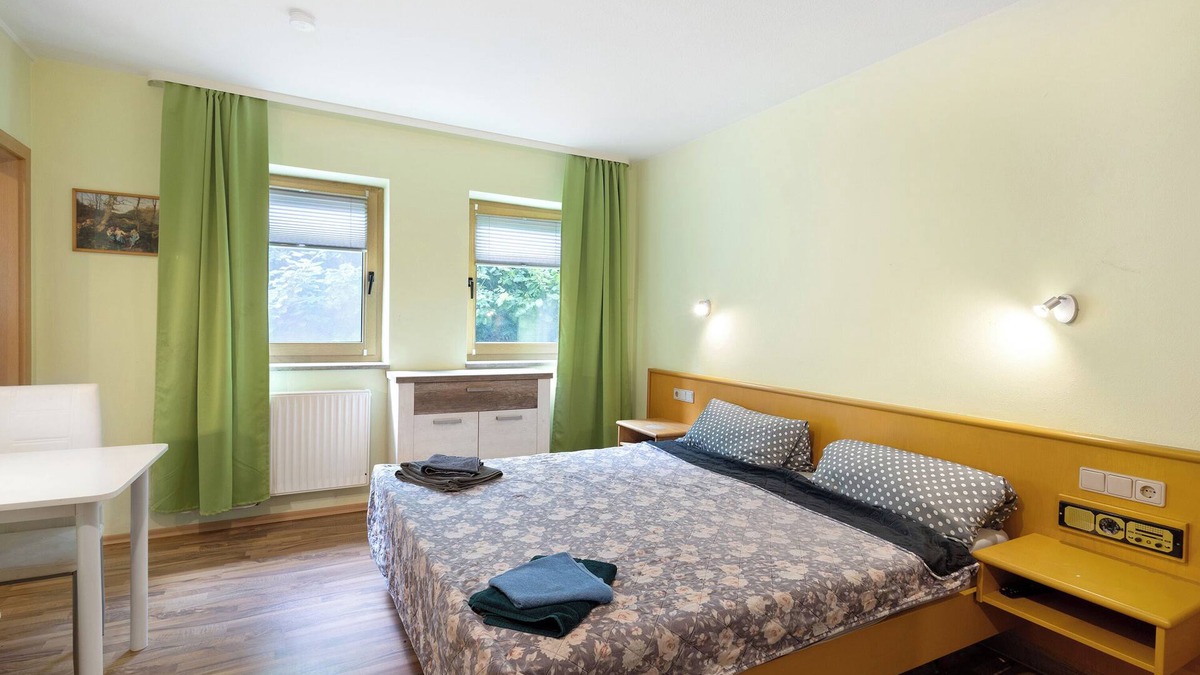 Markt Erlbach Apartment | Room 'Zimmer 13' with Shared Terrace, Shared Garden and Wi-Fi