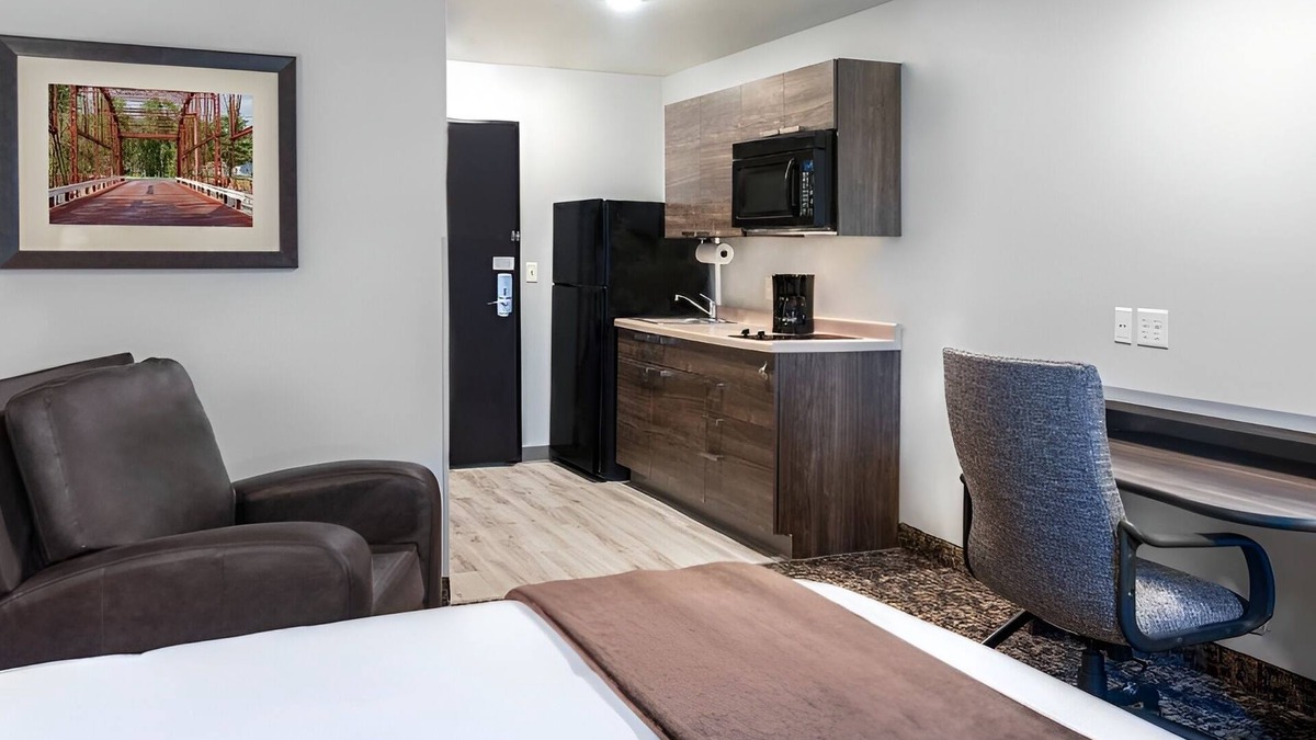 Dahlgren Hotel | Rooms Near Dahlgren Railroad Heritage Trail with Full Kitchen - 3 Units!