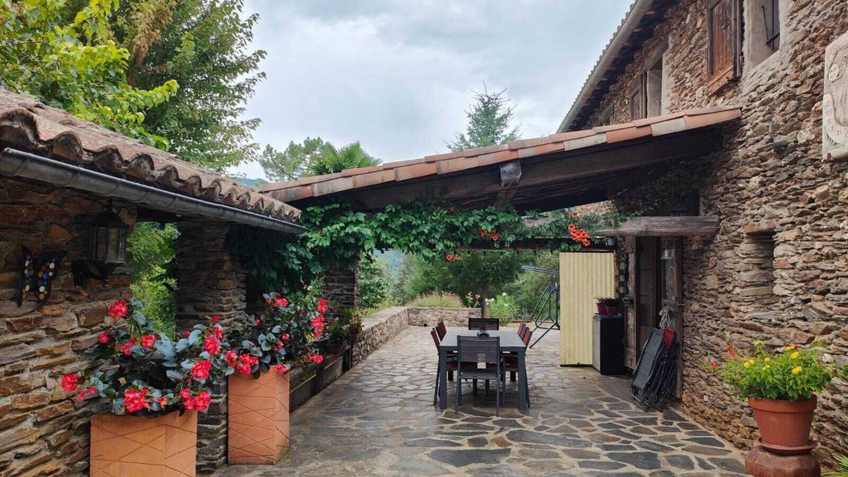 Saumane Apartment | Rooms with shared terrace, shared garden and Wi-Fi