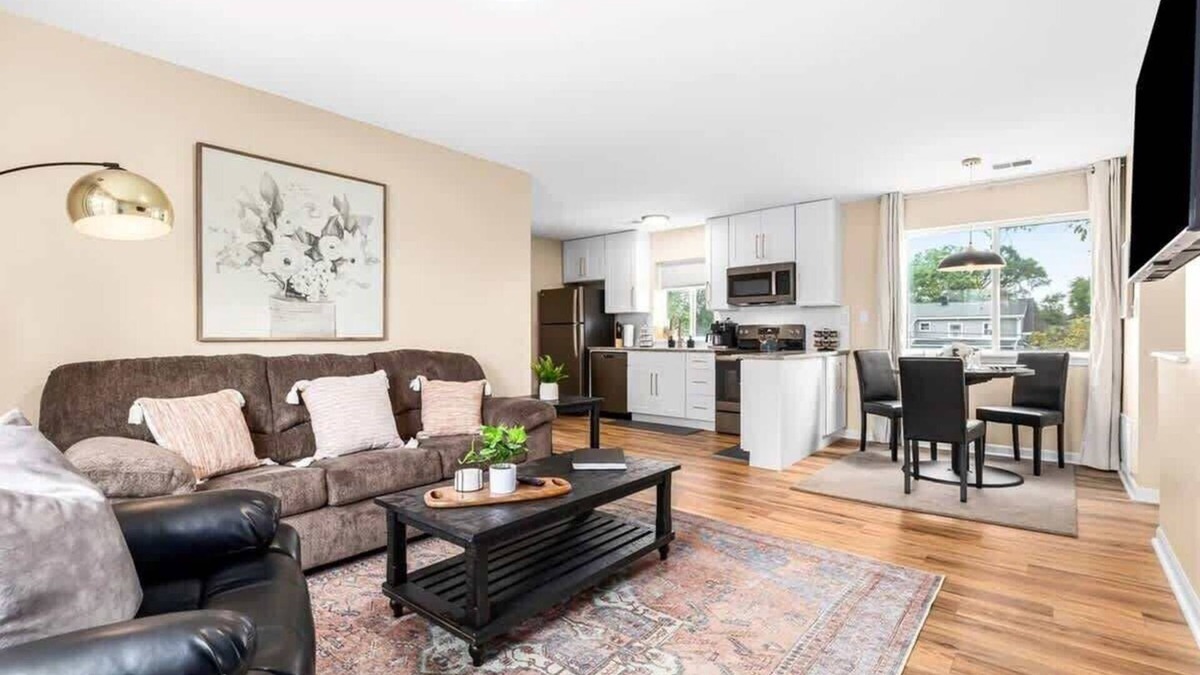 Roseville Apartment | Roomy 1BR Upper Flat in the Heart of Roseville
