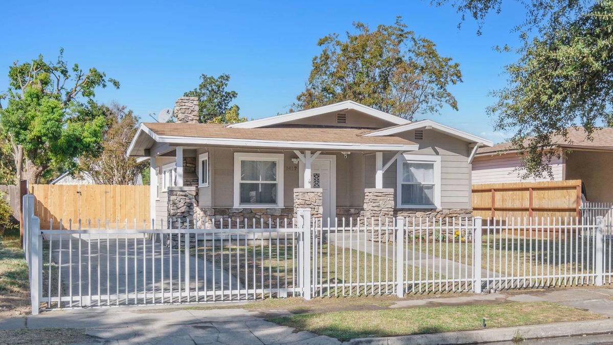 Raisin House | Roomy/Comfy 2B/1Bth w Dinning Room