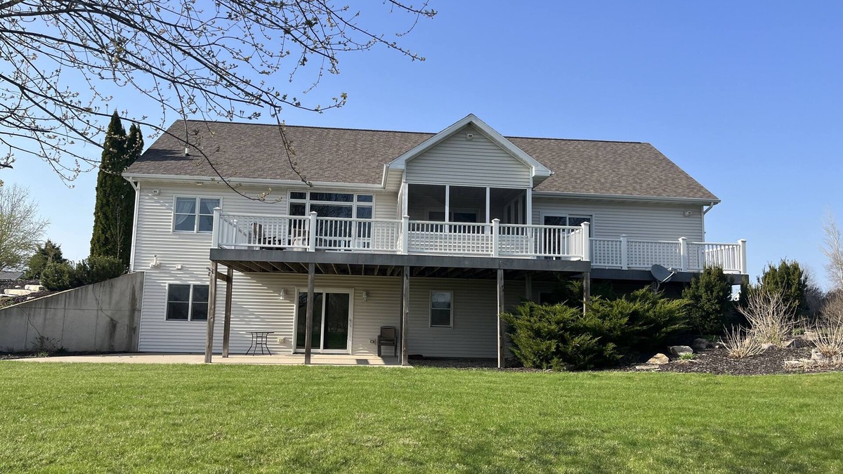 Butte Des Morts House | Roomy home on 18 acres 15 Min to EAA Airventure