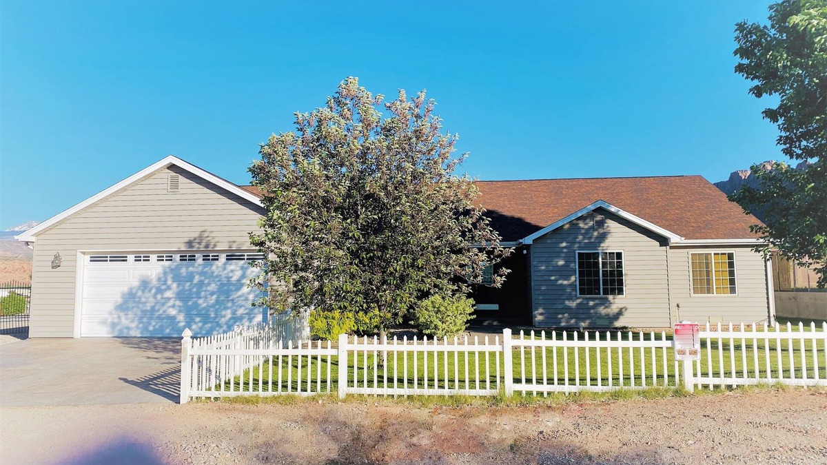 Moab South Valley House | Roomy home with trailer parking!
