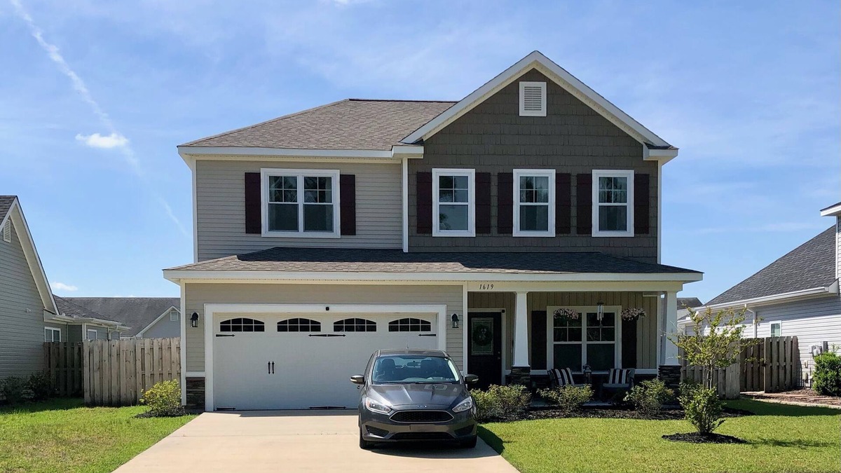 Leland House | Roomy house close to the beaches! Community pool +bar room and garage