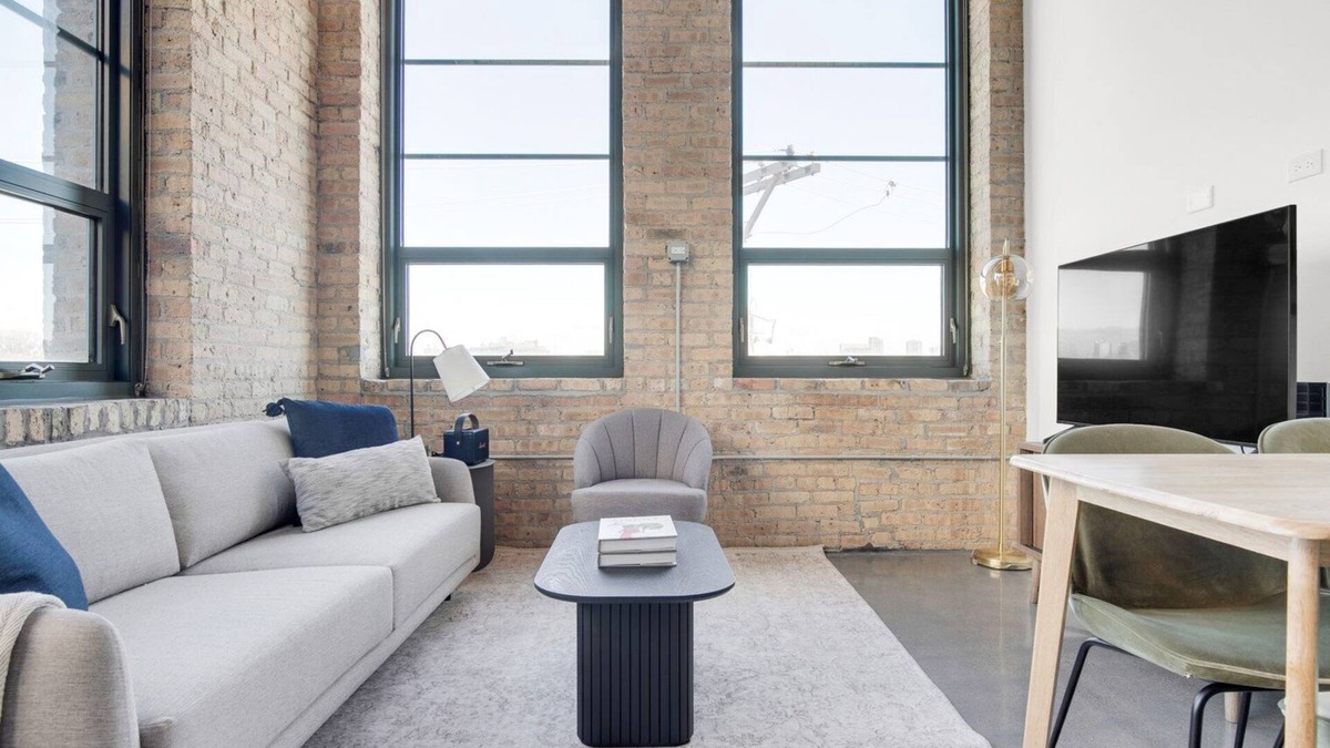 Sheffield Neighbors Apartment | Roomy Lincoln Park 2BR w/Lounge, Roof & Gym, near DePaul, by Blueground