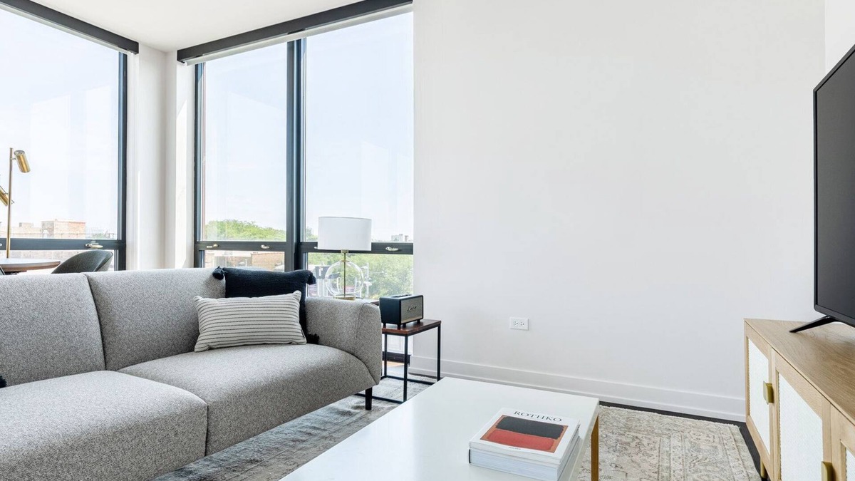 North Center Apartment | Roomy Ravenswood 2BR w/Rooftop, BBQ, next to Brown line, by Blueground