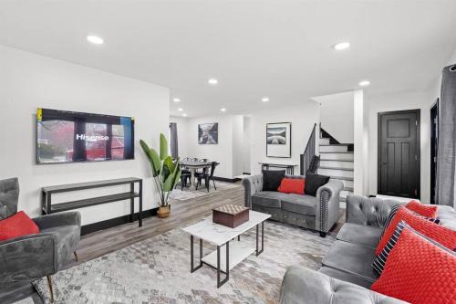 Chesterton House | Roomy Retreat-Family & Friends 2 King Bed Game Room