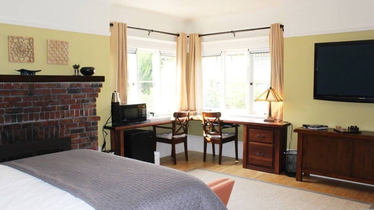 Berkeley Apartment | Roomy Studio Walkable to UC Berkeley with Parking
