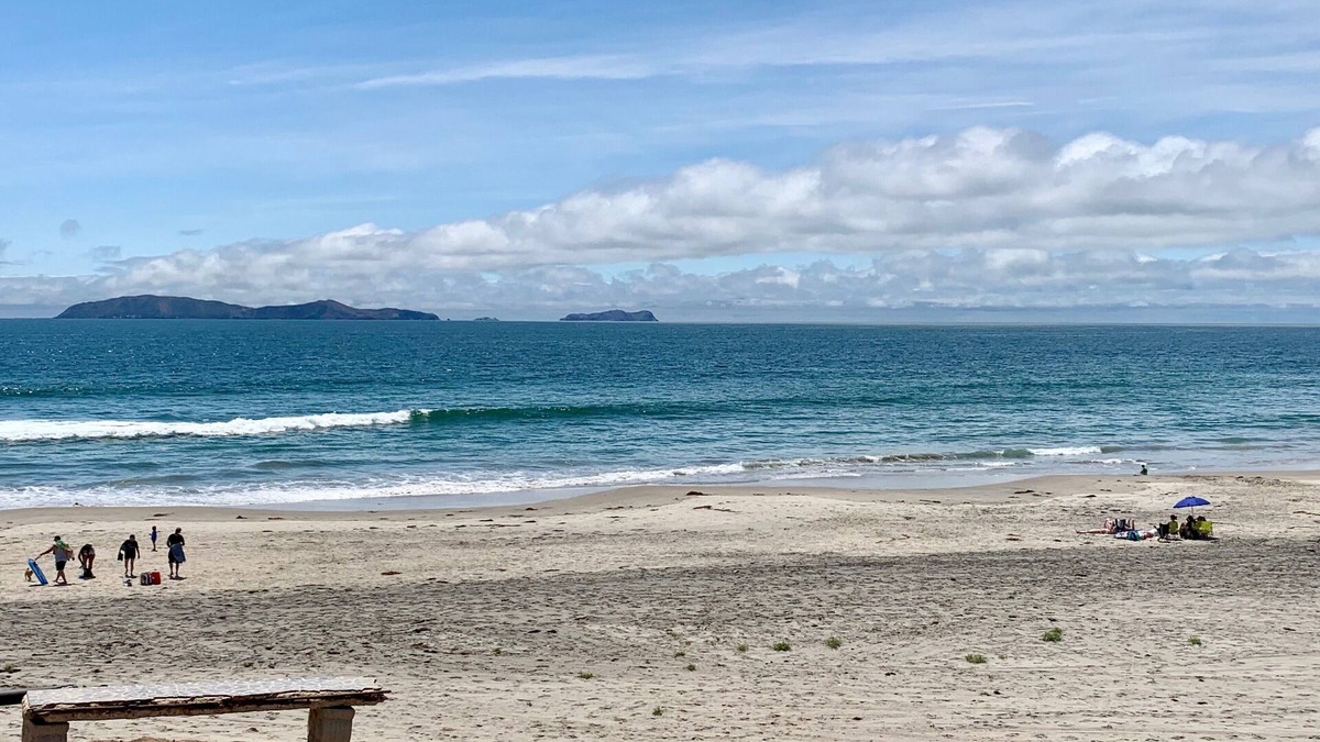 La Joya House | Rosarito Beach House Sleeps 14 & Steps to Sandy Beach Mins to Downtown