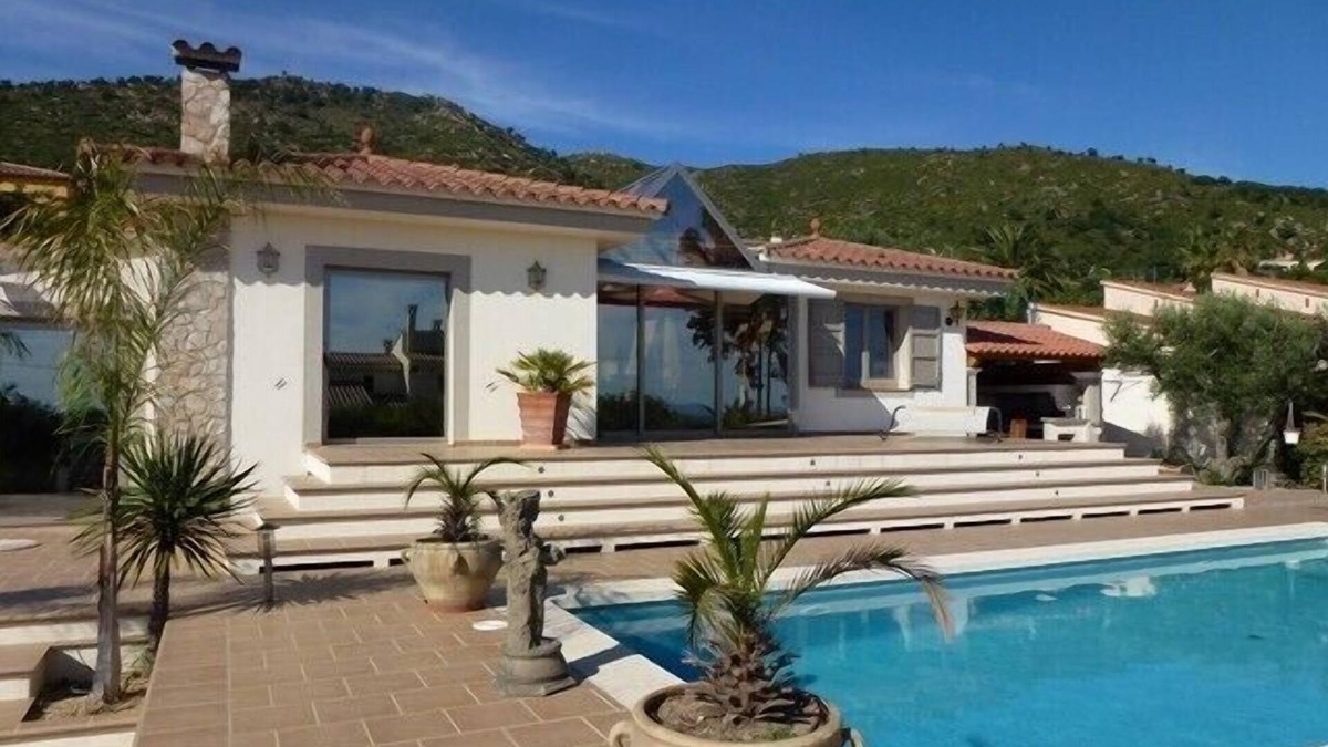Pau Villa | Rosas luxurious Villa is in a wooded park private pool, peaceful, all amenities