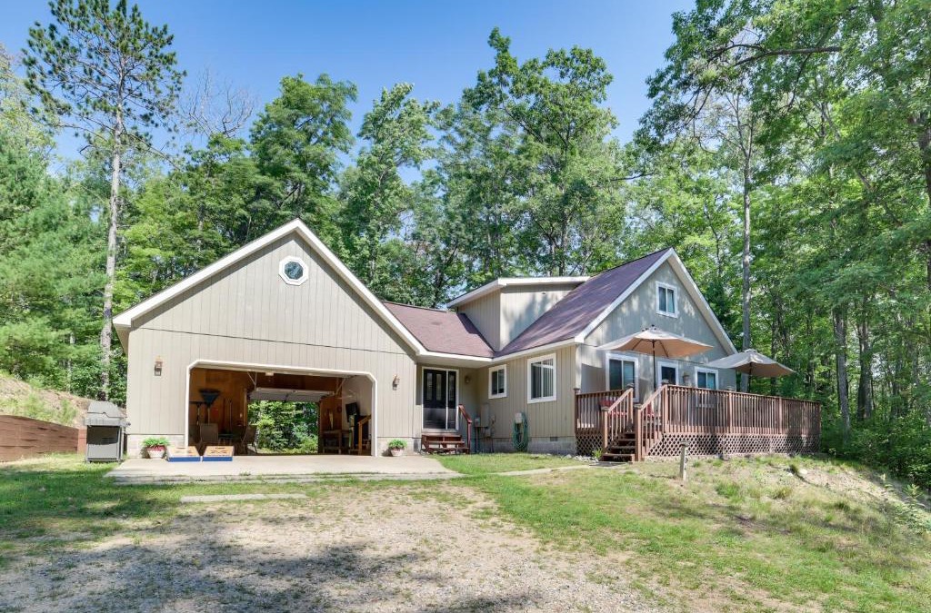 Higgins Lake House | Roscommon Retreat with Deck about 1 Mile to Higgins Lake