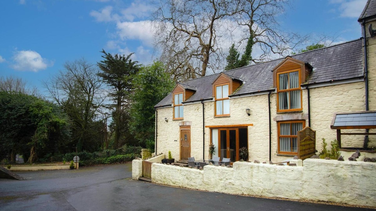 Llanddowror House | Rose Coach House - 3 Bedroom Cottage - Pendine