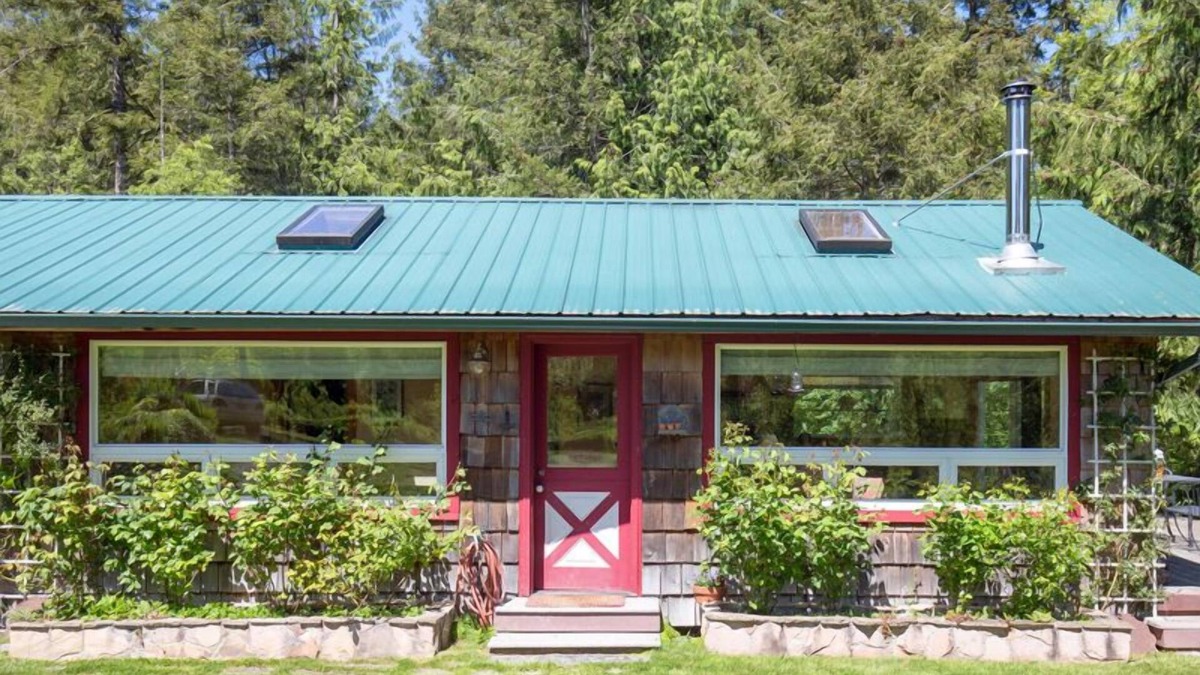 Sequim House | Rose Cottage - Charming bungalow with beautiful gardens