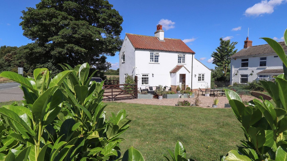 Louth Cottage | ROSE COTTAGE, pet friendly, character holiday cottage in Louth