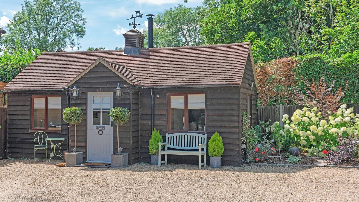 Chipstead Cottage | Rose Cottage - UK49048