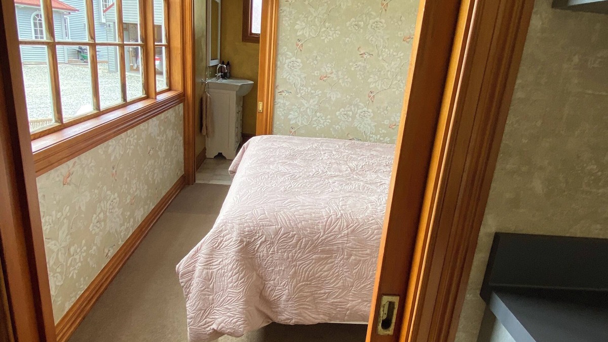 Lowburn Bed & Breakfast | Rose Creek Cottage – Secluded Vineyard Stay with Stunning Mountain Backdrop