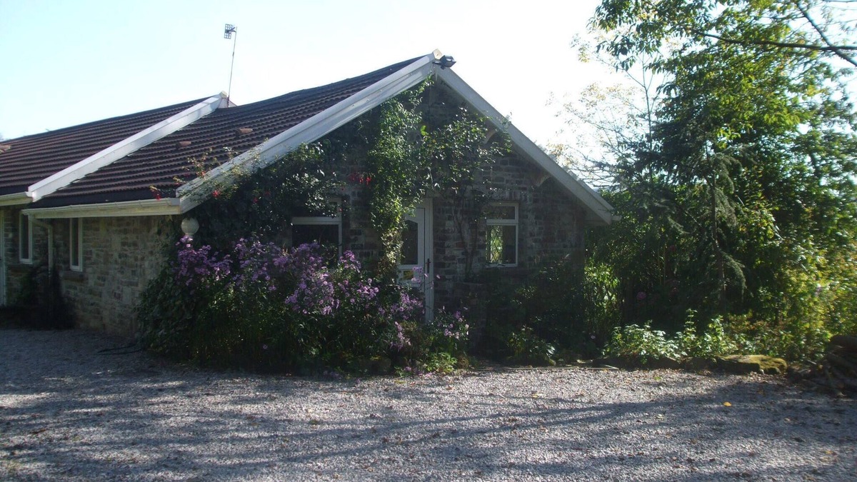 Cadoxton House | rose lodge 3bedroom 3 bathroom lodge located in woodland area