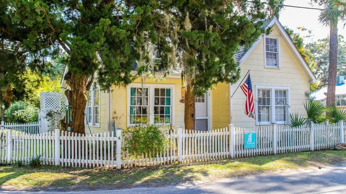 Tybee Island Cottage | Rose's Folie c1939! Charming unique North End Cottage, fenced yard for pets!