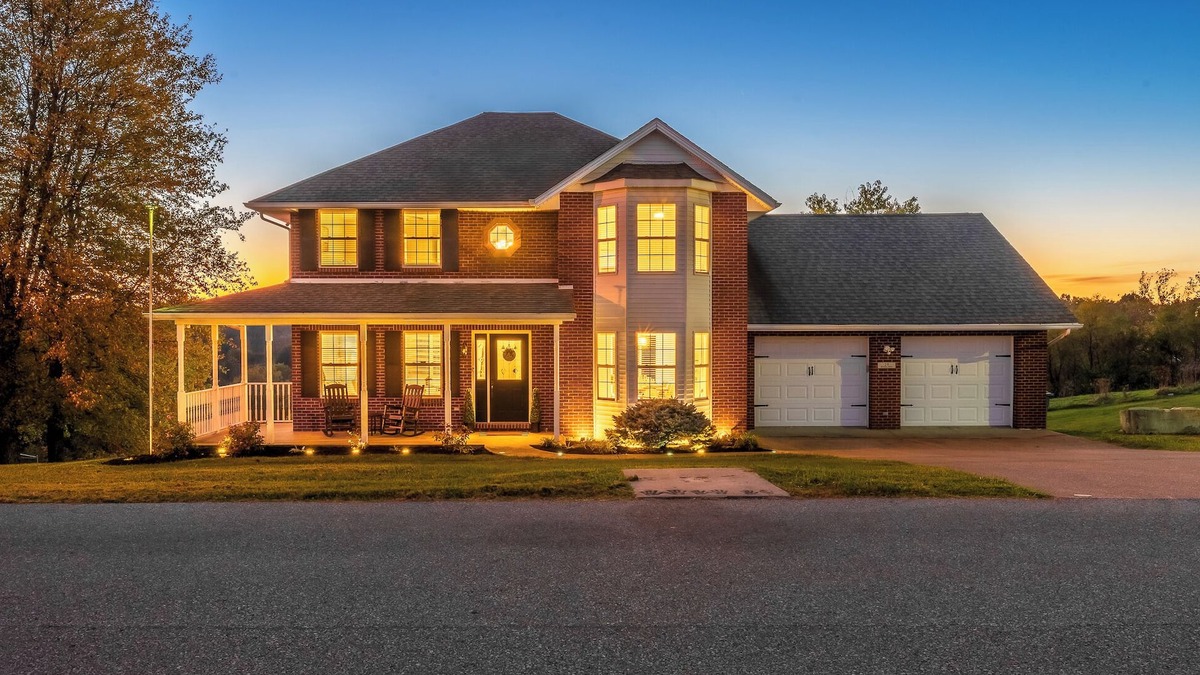 Williamstown House | ROSELAWN RETREAT: Firepit, Gameroom, Views! Huge Gorgeous home 5 mins to the Ark