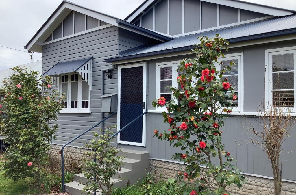 Stanthorpe House | Rosellas on Corundum Cottage - treat yourself!