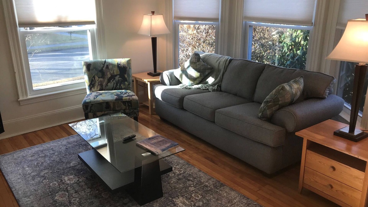 Rosemont Apartment | Rosemont 1st Fl: 2BR: Sunny Spacious Convenient