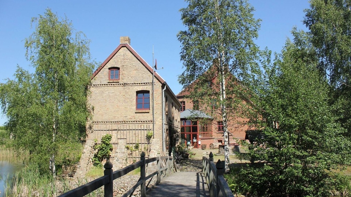 Gielow House | Rosenhaus (left) of the Liepen moated castle