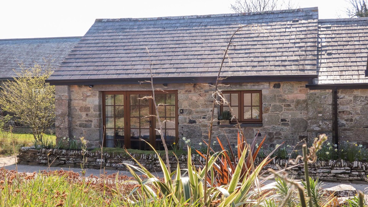 St Wenn Cottage | ROSEWARRICK COTTAGE, romantic, with hot tub in Lanivet