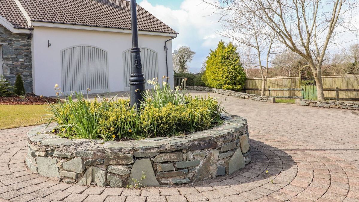 Faha House | ROSNACARTHNA MORE APARTMENT, pet friendly in Beaufort, County Kerry