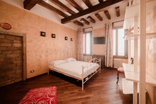 Santa Croce Apartment | Rosso Veneziano